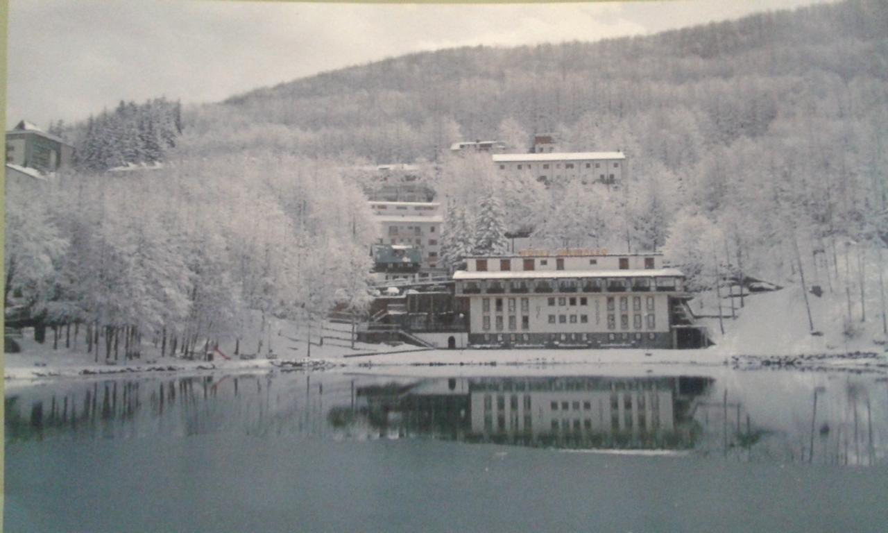Hotel Cristallo Cerreto Laghi Exterior foto